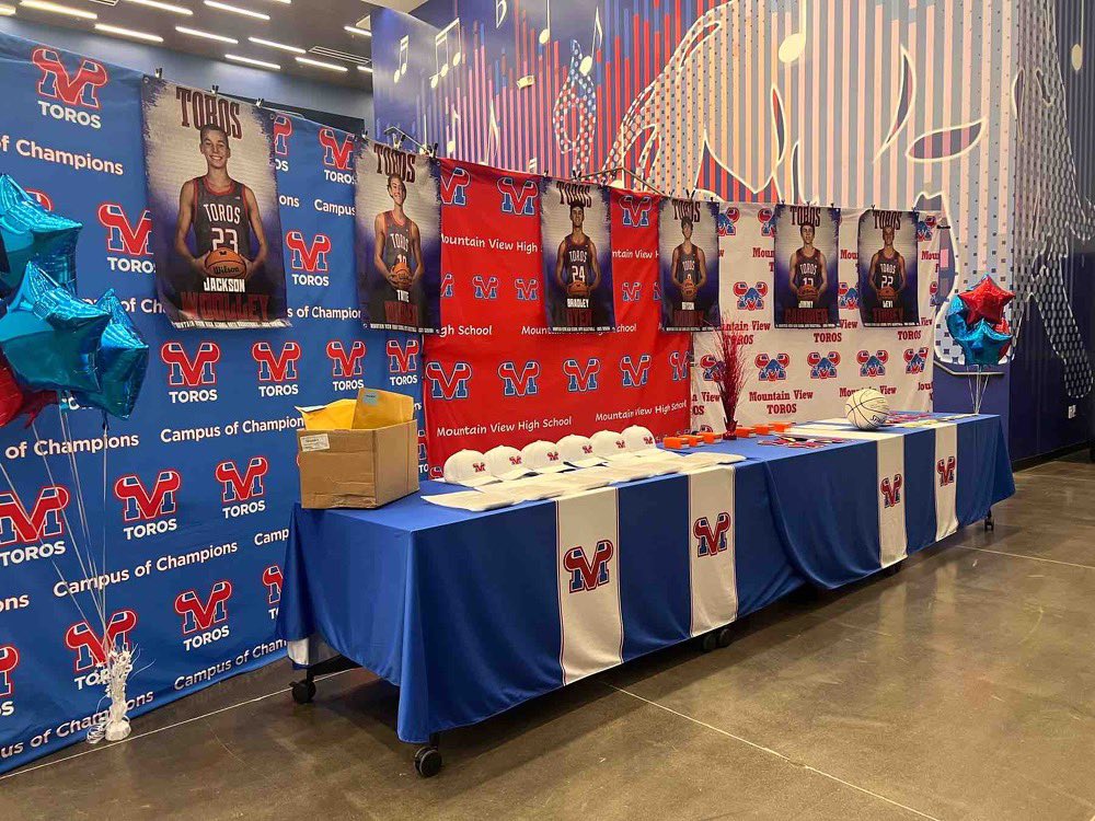 mvtorobball's tweet image. Awesome Set Up for our 2️⃣0️⃣2️⃣4️⃣ - 2️⃣0️⃣2️⃣5️⃣ Mountain View Toro Basketball Banquet‼️ Huge Thanks to our Booster Club for the catered food, decorations, player &amp;amp; coaches gifts, &amp;amp; Senior Framed Jerseys‼️
#1stClass