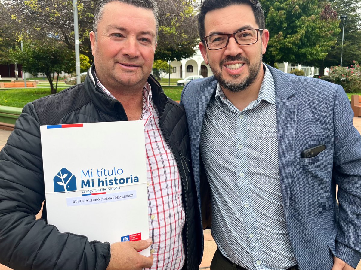 Aprovechando la visita a la comuna de #LosLagos, el seremi de <a href="/LosRiosBBNN/">Seremi de Bienes Nacionales Los Ríos</a> Jorge Pacheco Rosas, entregó el título de dominio a don Rubén Fernández. ¡Muchas felicidades para usted y su familia! #MiTítuloMiHistoria #ChileAvanzaContigo