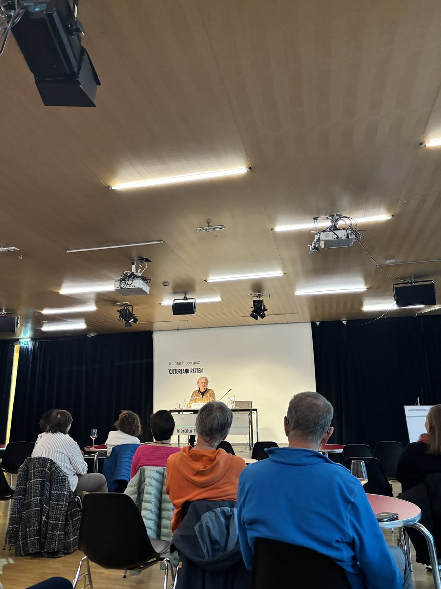 Im gut besuchten <a href="/LithausGraz/">Literatur h aus Graz</a> liest heute Martin Schenk aus „Brot und Rosen. Über Armut, oder: Den Unterschied zwischen Hungern und Fasten macht die Freiheit.“ Durch den Abend führt Birgit Birnbacher.