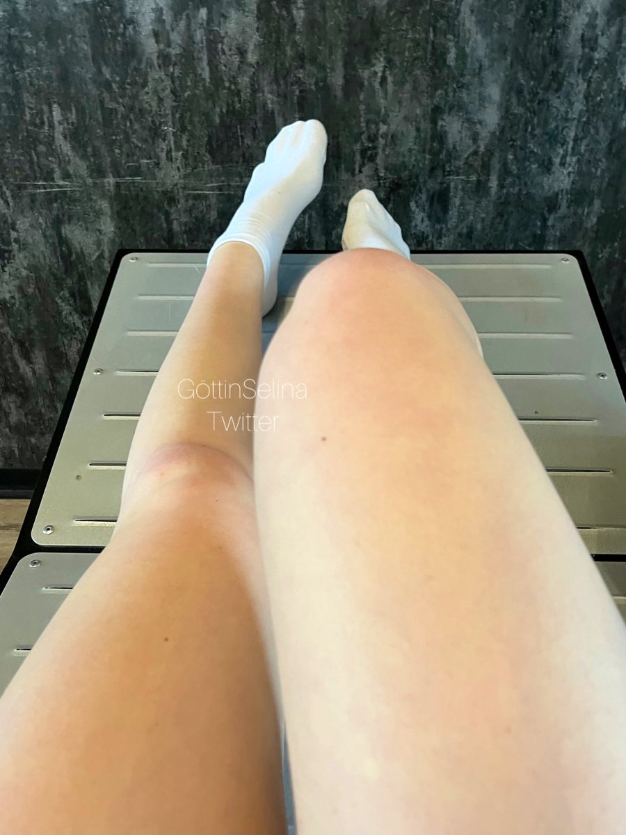 goettinselina's tweet photo. meine gym socks oder doch die sneaker? https://t.co/YmteOLaKSU