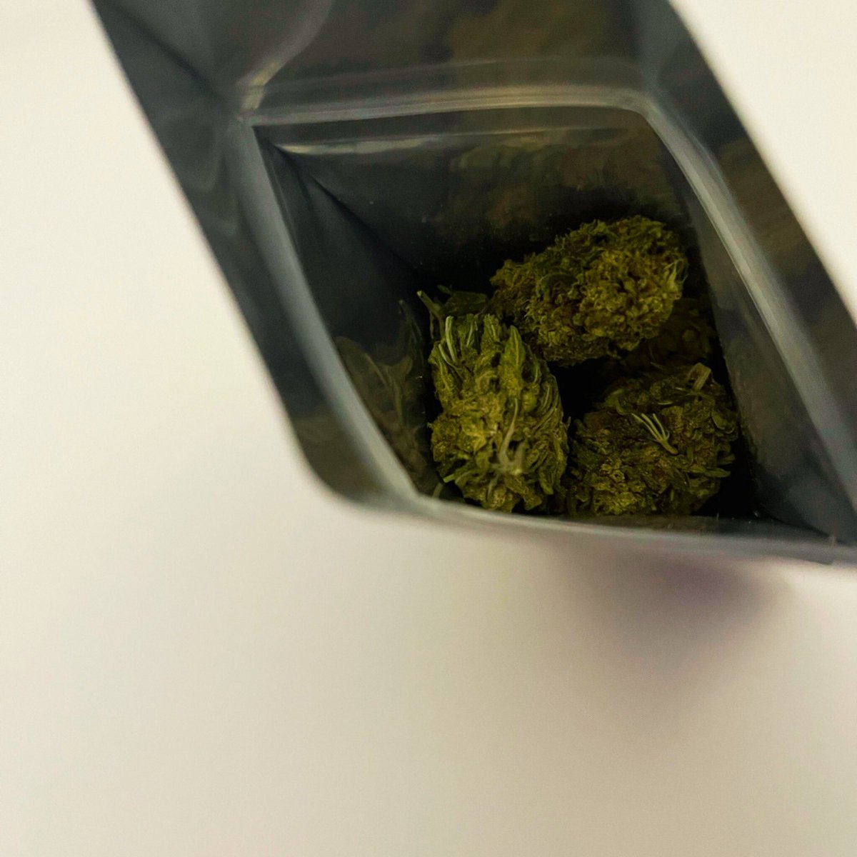 LOSO_officiel's tweet photo. Besoin de se relaxer ? 
Testez nos 3 gammes de fleurs 🌿
[ Éveil - Équilibre - Profondeur ] expéditions dans toute la France https://t.co/7vjvDv7QPS

#SurLaRive #SurLaRiveCBD https://t.co/8N8FoGG5Zo