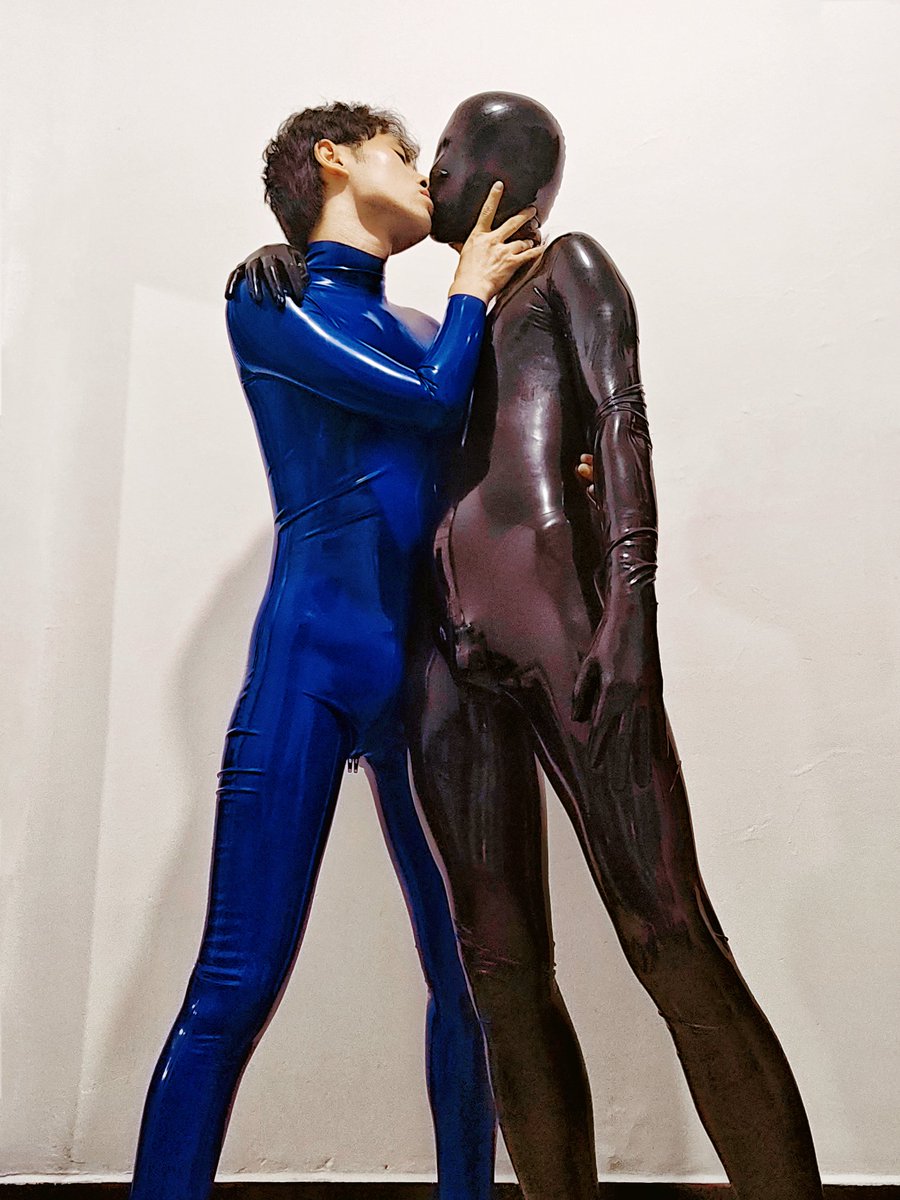Peter_Chang2778's tweet photo. 💙&amp;🖤
#latex #rubber #乳胶 #乳膠 #fetish https://t.co/Yzc9hfLOWE