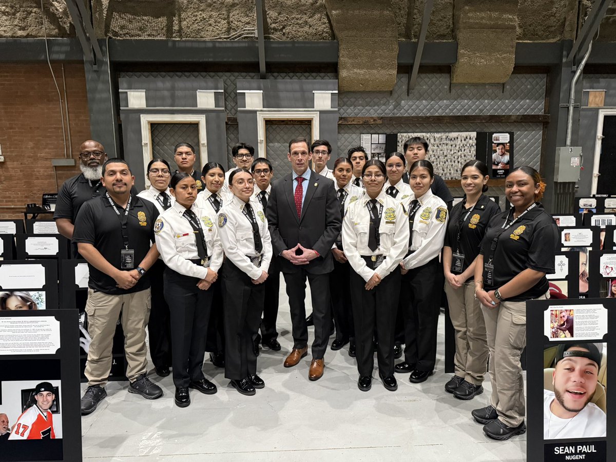 DEANEWYORKDiv's tweet photo. During #DEANewYork &amp; #TheBlackPosterProject’s "A Town Hall on Substance Misuse: A Crisis in Every Borough", members of New York’s #DEAExplorers assisted in setting up the memorial posters; posters honoring those lives lost to the #opioid &amp; #fentanylcrisis.  (4 of 6). #fentanyl https://t.co/manUXPZcU7