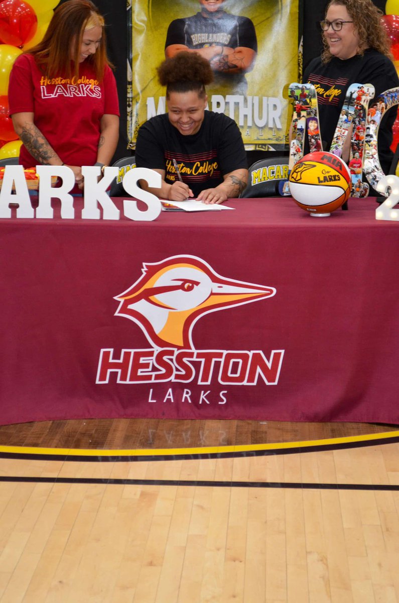 MiaCurtis33's tweet photo. very excited i get to continue my basketball journey at the next level ! @HesstonWBB https://t.co/3HKRV3dCvC