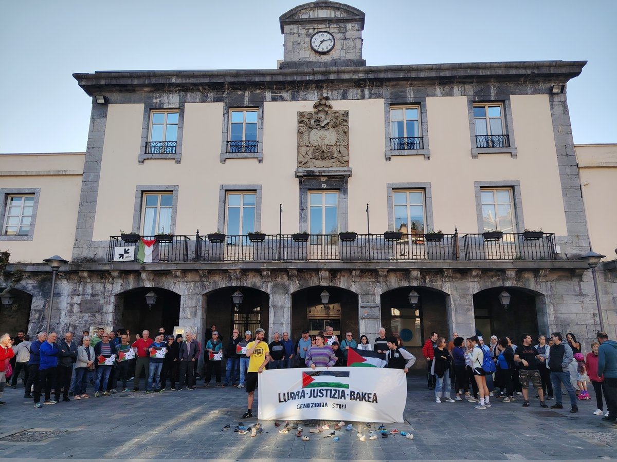 Gaur arratsaldean dozenaka lagun elkartu gara Villabonako Erreboteko plazan <a href="/GerPalesti2023/">Gernika-Palestina Herri Ekimena</a>-ak deitutako elkarretaratzean.
LURRA, JUSTIZIA, BAKEA. Genozidioa STOP!
PALESTINA ASKATU!🇵🇸✊
#Palestina #IsraelGenozida #AmasaVillabona
