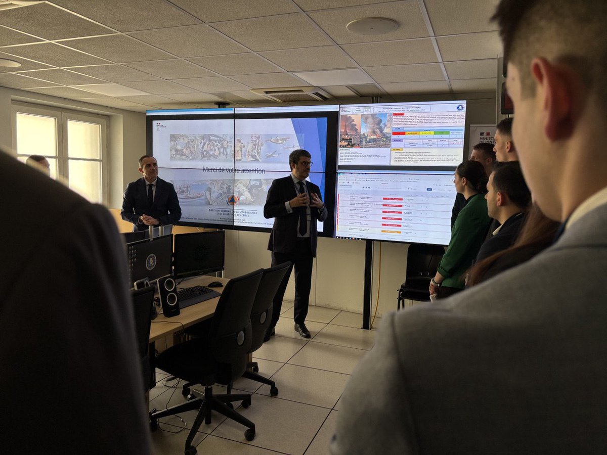 Ils sont la Sécurité civile de demain. Je suis très heureux d'avoir accueilli aujourd'hui, au ministère de l'Intérieur, le groupe de travail "jeunesse" du Beauvau de la Sécurité civile. Ils m'ont présenté leurs travaux et remis leur rapport, riche de propositions auxquelles je