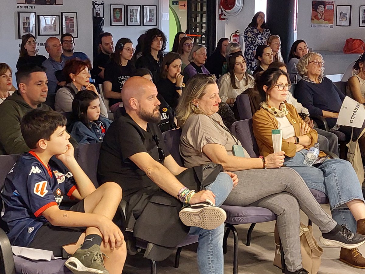 PSOEPonte's tweet image. 💜♀️ Non podía haber mellor xeito de pechar o programa do #8M que facelo da man das @tanxugueiras , protagonistas dun Faladoiro sobre Feminismo e Cultura conducido por Chus Gómez e ao que asistiron o portavoz municipal do PSOE, @ivpuentes , e maila concelleira @YoyaBlanco1