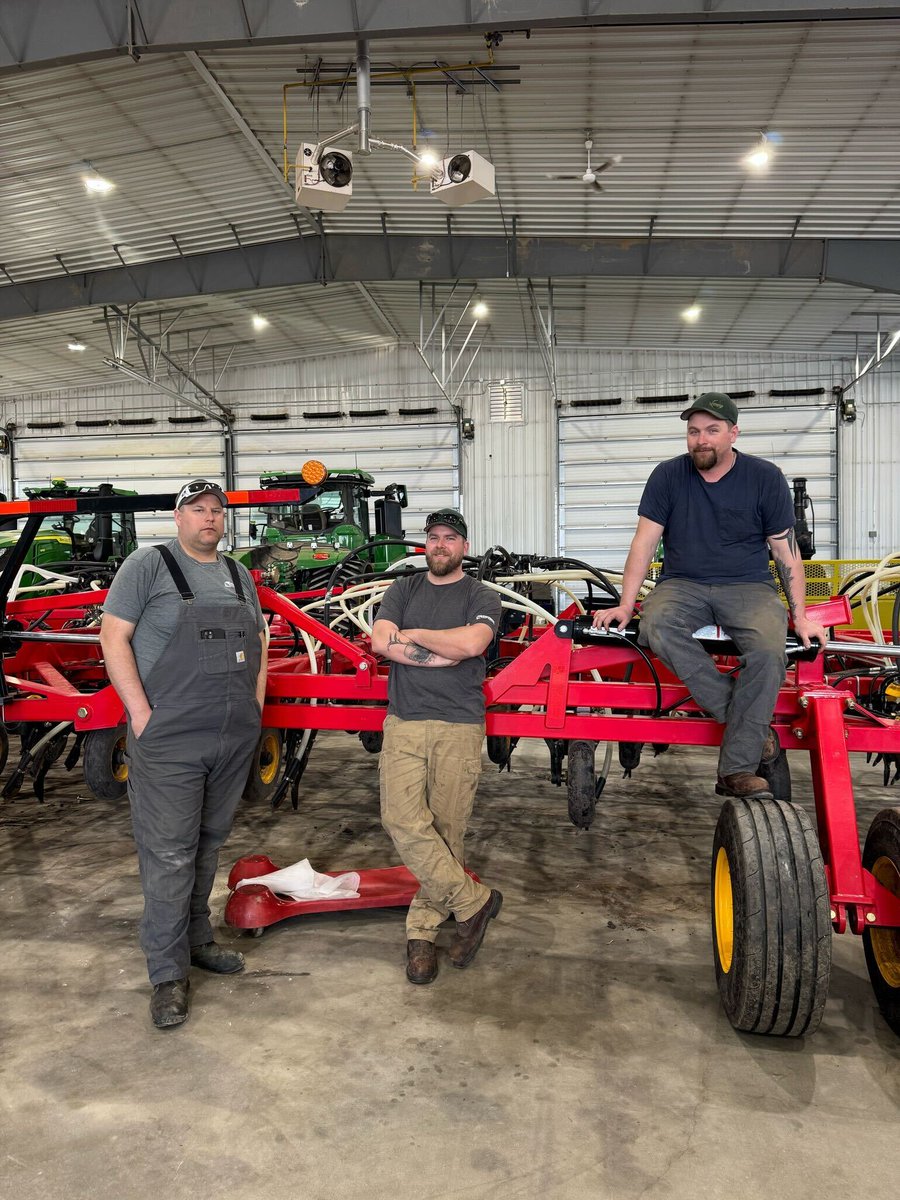 Ready and waiting for seeding to begin!

Enjoying the quieter moments before the busy season.

#Plant25 #AgTwitter #CdnAg