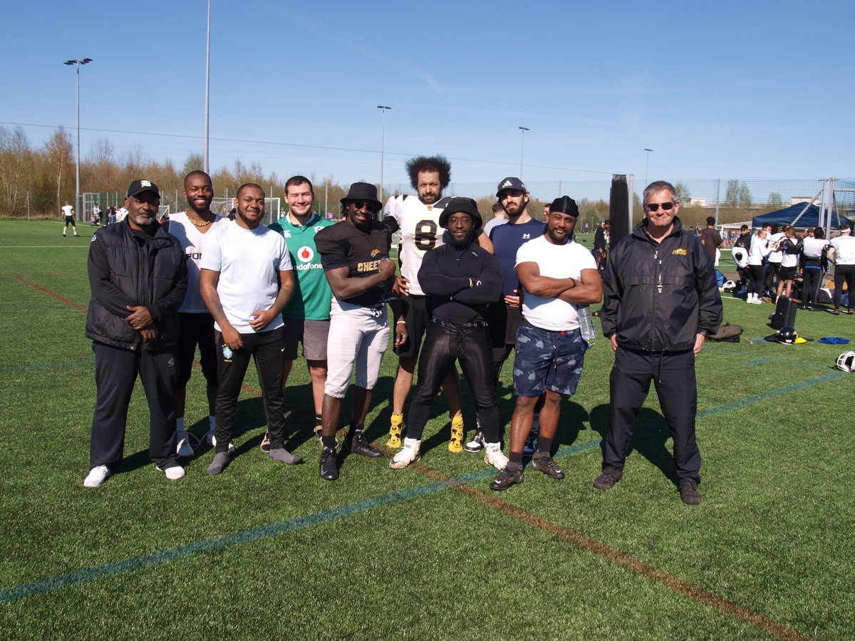 HertsCheetahs's tweet photo. We've been boosted by the arrival of quite a few Hornets players and coaches! Here's just some of them with former Hornets HC Paul Holmes, and Cheetahs DC Craig Barnes. They can't wait to play some Prem ball!

Pic: Ian Lewis https://t.co/x4dMJou9rT