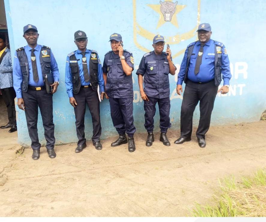 Après les orientat° du N°1 de l'IG PNC, le ComDivPp Philémon Patience Mushid Yav, les 10 nouvaux chefs Ant IG occupent désormais leurs postes. Prov du Sankuru, le Chef d'Ant et son équipe reçu ce jour par les autorités provinciales pr la présentat°  de civilités <a href="/shabani_lukoo/">SHABANI Lukoo J.</a>