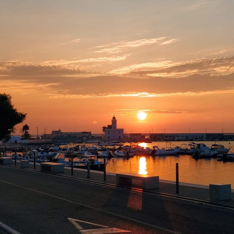 MichelangeloCat's tweet photo. Il cielo regala sempre un'emozione 
a chi lo ammira con il cuore…

#buonaserata #goodevening 🌅🥂 https://t.co/ZuNsjEeiGE