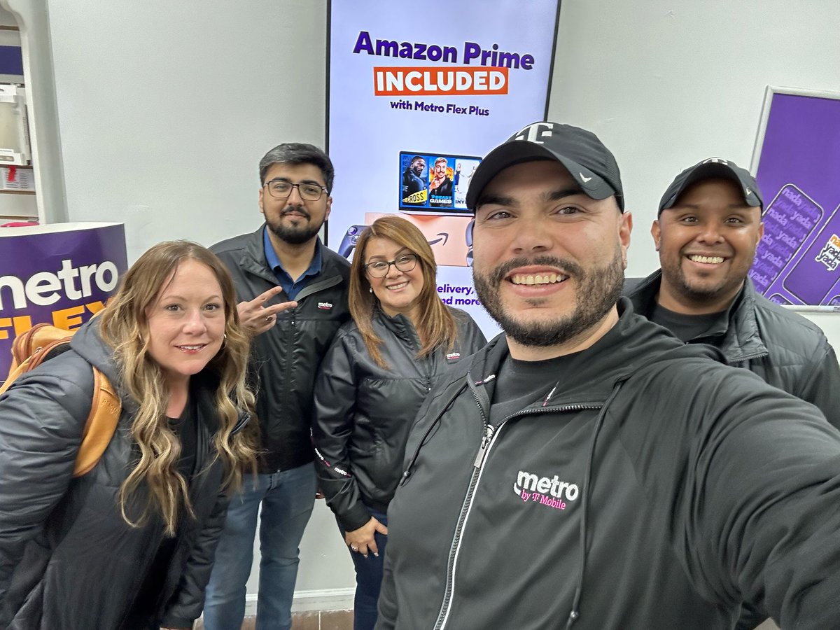 PCGPrepaidBiz's tweet photo. Looks like a party. Setting goals and nailing April expectations down! #metrobytmobile #MetroFlex #nadayadayada
π Bronx NY https://t.co/F2HaGDw8yR