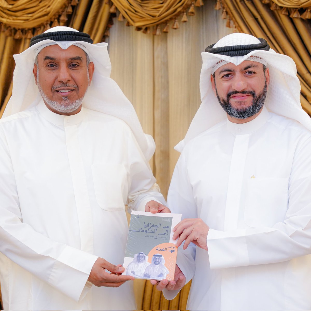 DerwaztAlsefat's tweet photo. إصدار جديد لمركز البحوث والدراسات بدروازة الصفاة العقارية

كتاب 
من الجغرافيا إلى الحكومات

للوزير السابق / فهد الشعلة
@al_shualah65
توثيق إحدي سلاسل الجمعة العقارية 

اعداد /
 منذر الحبيب 
علي الصفار

تقديم / علي الصفار

https://t.co/naGwZSHbt2 https://t.co/CuqpNnAu79