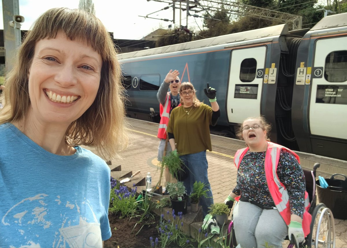 HeartCRP's tweet image. Well hello sunshine🌞a planter refresh at Coventry Station today, with some very hard working Station Adopters.
Lots of lovely chats with passengers on the platform today, curious what we were up to! #communityrail #morethanarailway #stationadopters #coventry