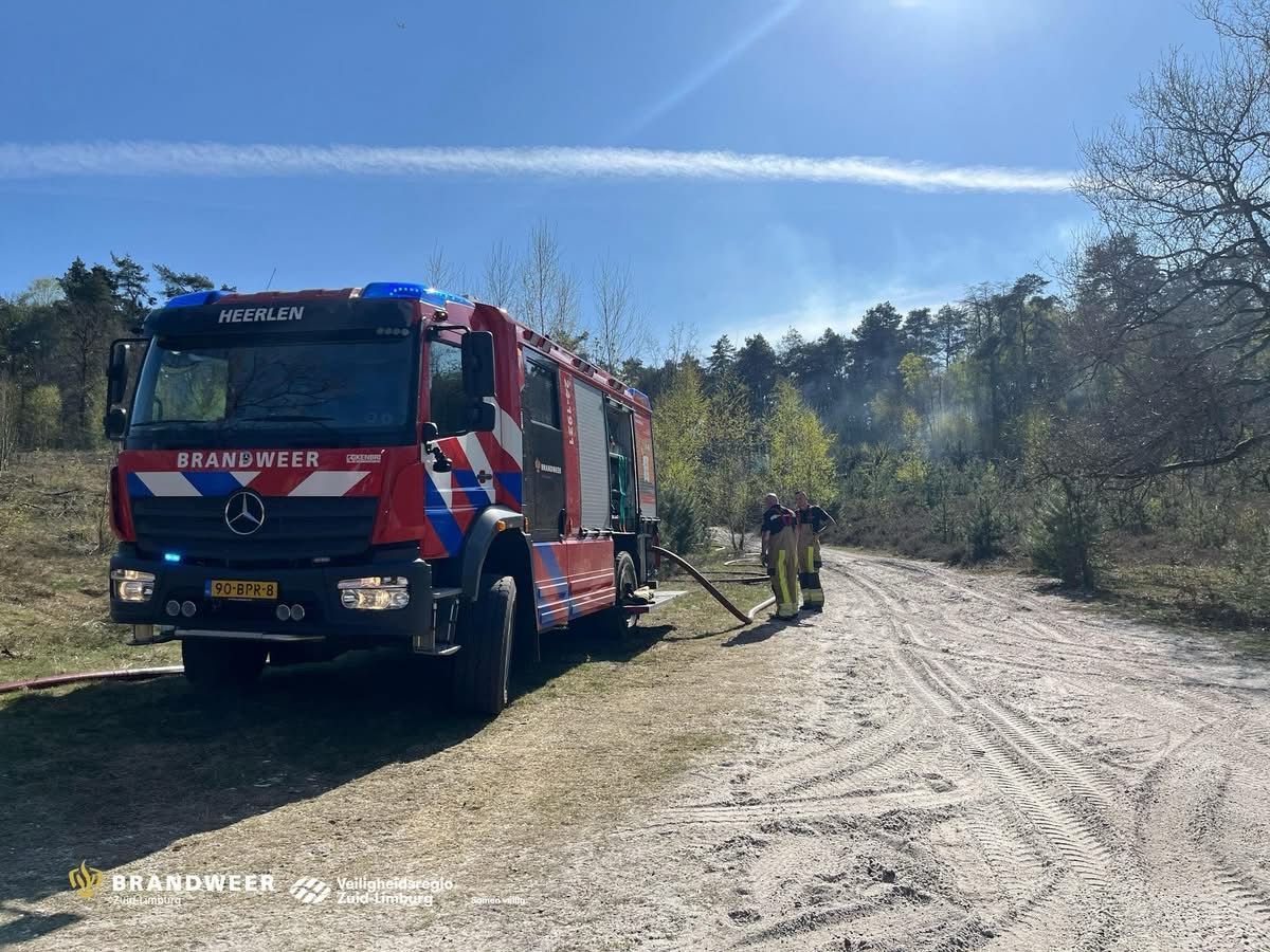 De brandweer is klaar met de nabluswerkzaamheden en de eerste eenheden zijn weer terug naar hun kazernes. Twee brandweerwagens en één waterwagen blijven nog even ter plaatsen voor een nacontrole.