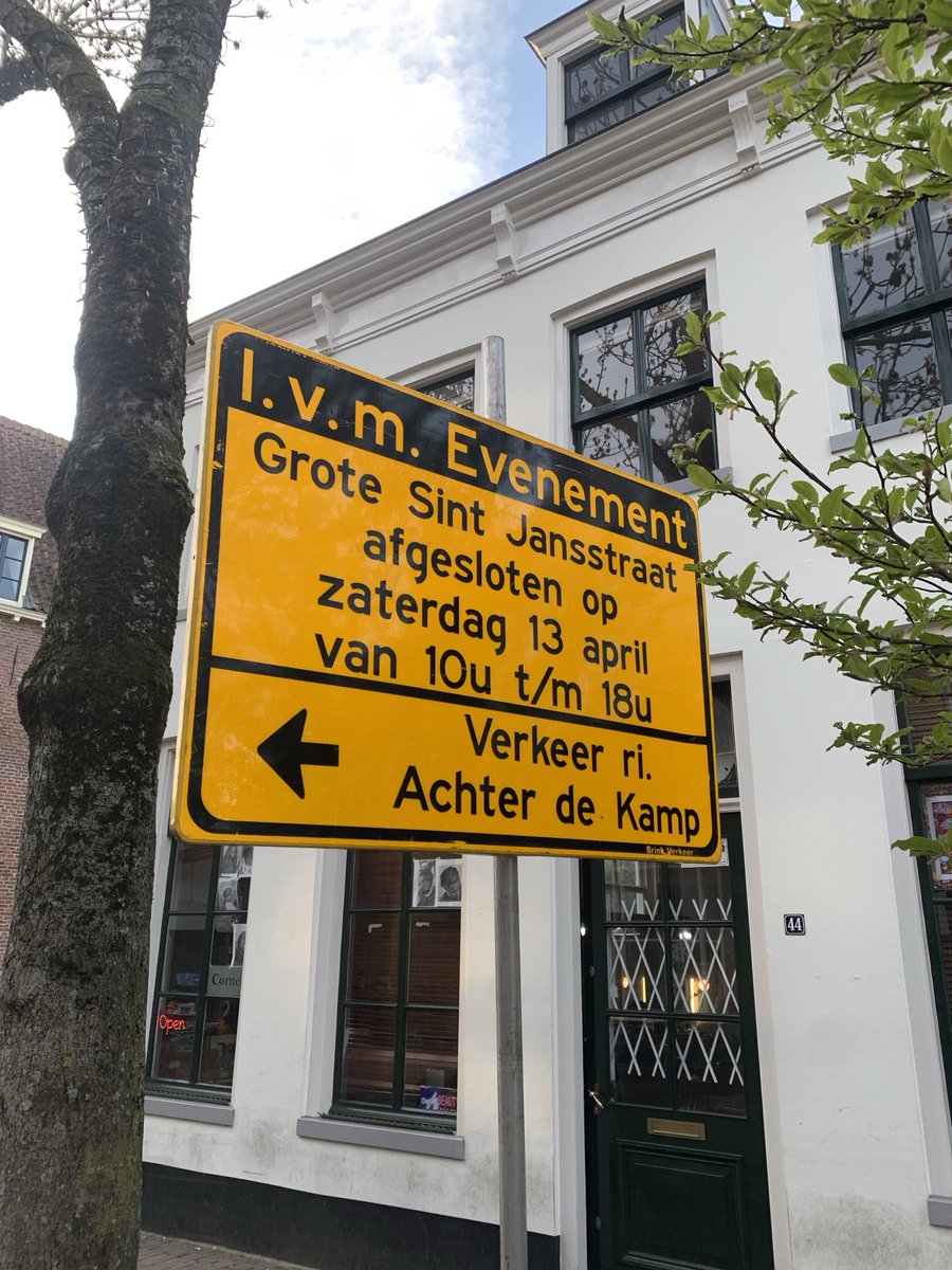 Laten we in verband met een event op 13 april een omleidingsbord plaatsen op de Kamp Je hebt één taak en een werkbon van opdrachtgever ⁦<a href="/Gem_Amersfoort/">Gemeente Amersfoort</a>⁩ Resultaat ….. 😳 P.S. Dit krijg je al je elke vorm van eigen initiatief en zelf nadenken wegmanaget vanachter een bureau