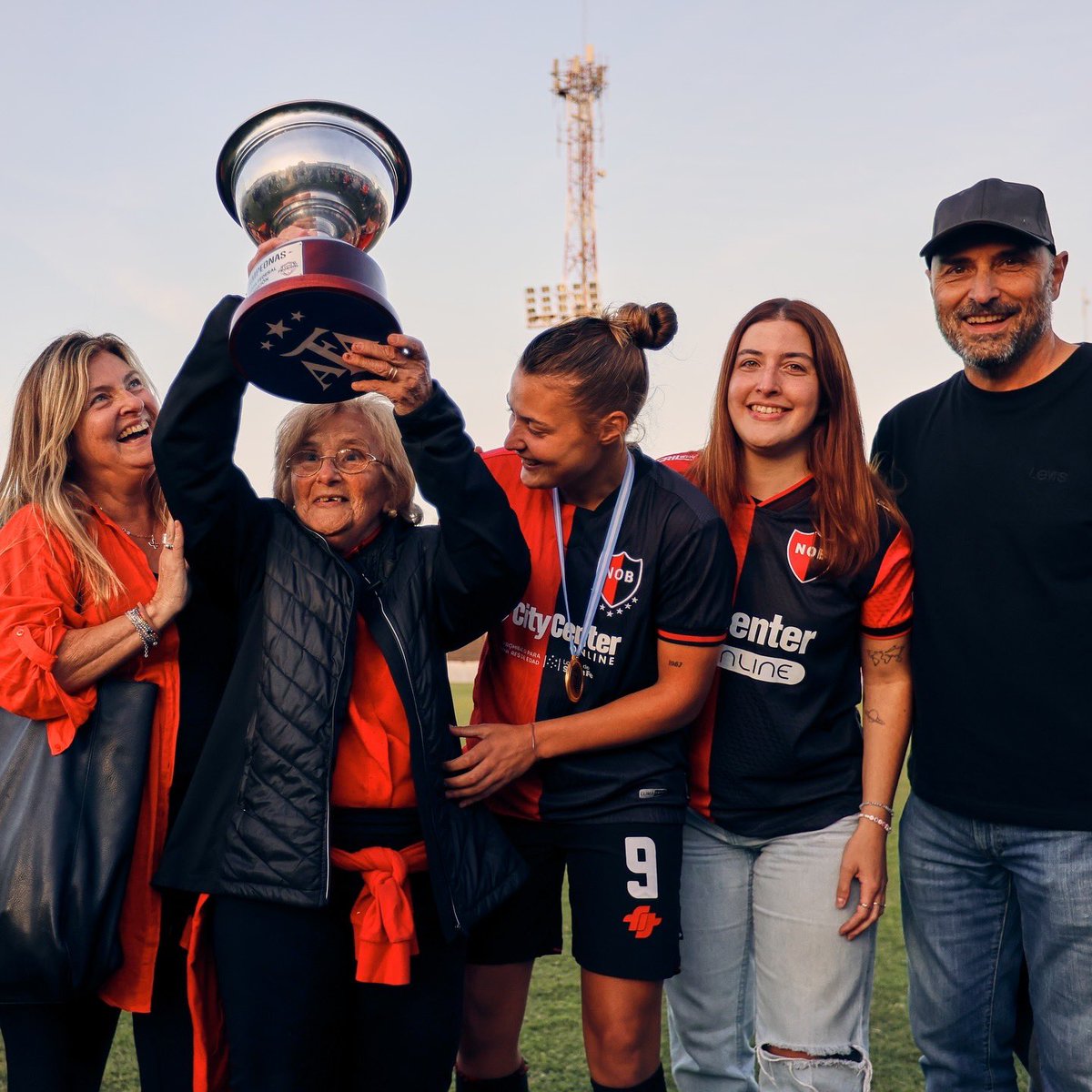 juulilema's tweet photo. Somos campeonas Viejita❤️🏆 gracias por estar detrás de todos los alambrados bancándome siempre. Te amo con locura🖤 https://t.co/dtsEqB5NBi
