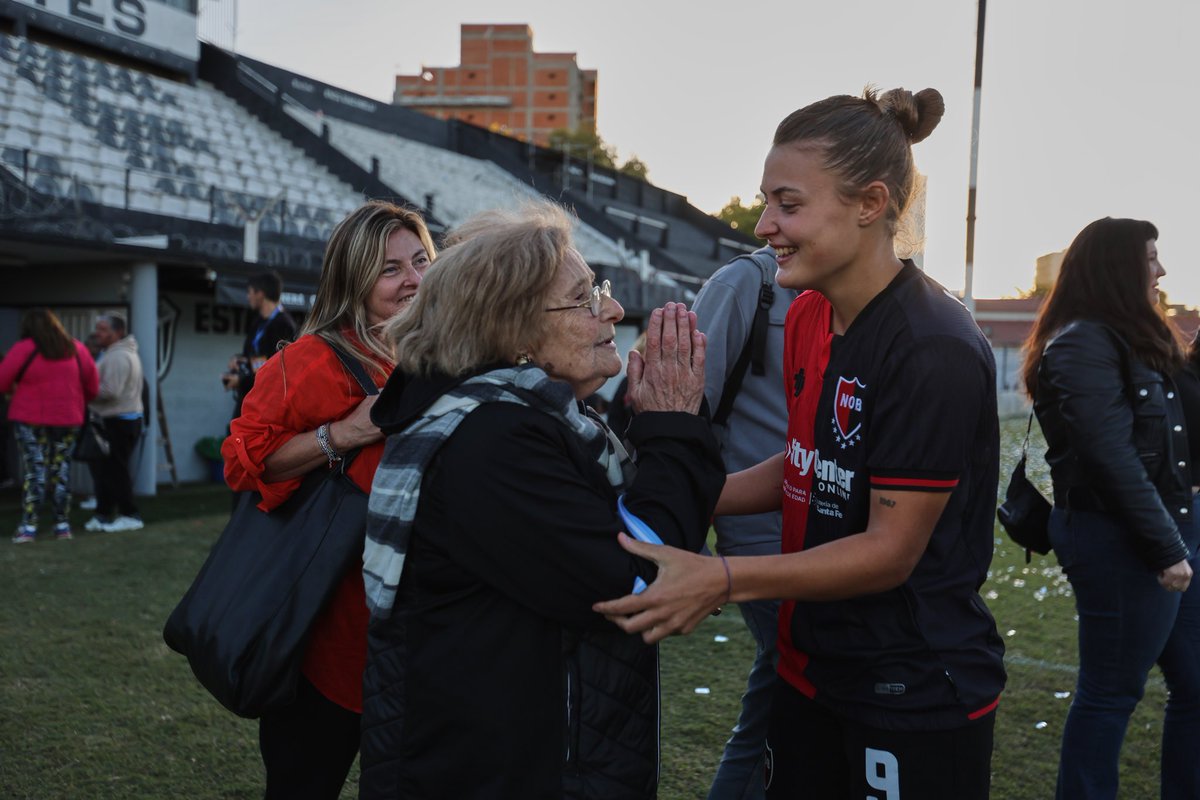 juulilema's tweet photo. Somos campeonas Viejita❤️🏆 gracias por estar detrás de todos los alambrados bancándome siempre. Te amo con locura🖤 https://t.co/dtsEqB5NBi