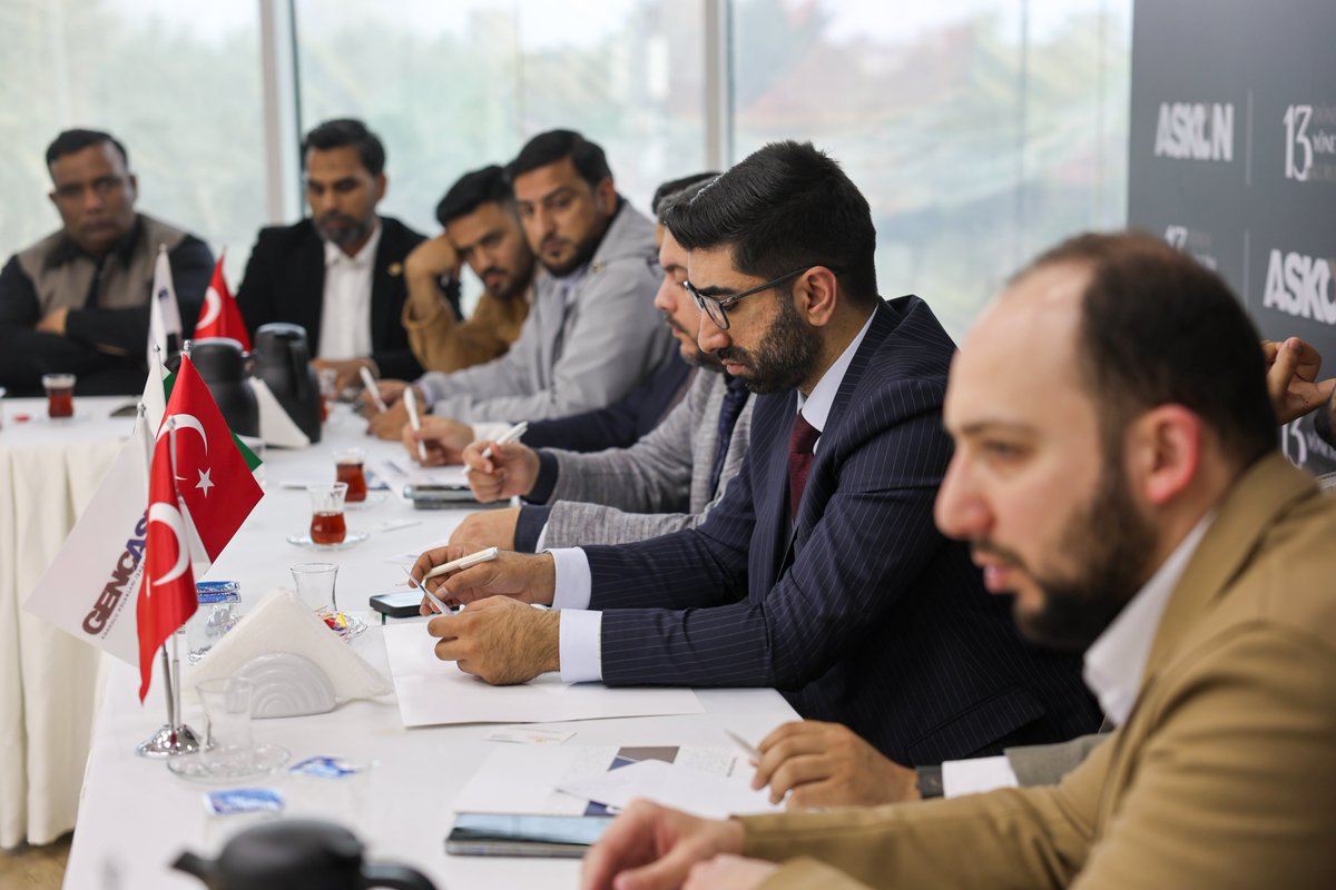 GencAskonTR's tweet photo. Genç ASKON olarak bugün Pakistan’dan misafirlerimiz vardı! 🇹🇷🇵🇰

Genel Başkanımız M. Fatih Demirci’nin öncülüğünde İcra ve Yönetim Kurulu üyelerimizle birlikte Gujarat Ticaret Odası ve Endüstri Temsilcileri heyetini, genel merkezimizde ağırladık.

İki ülkenin ekonomik bağlarını güçlendirmek, ticari ilişkileri daha ileri taşımak adına verimli bir toplantı gerçekleştirdik. Görüşmelerde karşılıklı iş fırsatları, sektörel iş birlikleri ve yatırım alanları ele alındı.