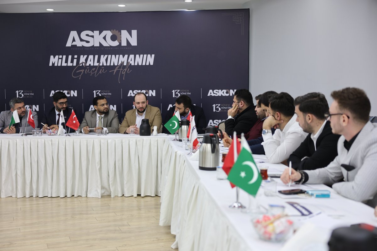 GencAskonTR's tweet photo. Genç ASKON olarak bugün Pakistan’dan misafirlerimiz vardı! 🇹🇷🇵🇰

Genel Başkanımız M. Fatih Demirci’nin öncülüğünde İcra ve Yönetim Kurulu üyelerimizle birlikte Gujarat Ticaret Odası ve Endüstri Temsilcileri heyetini, genel merkezimizde ağırladık.

İki ülkenin ekonomik bağlarını güçlendirmek, ticari ilişkileri daha ileri taşımak adına verimli bir toplantı gerçekleştirdik. Görüşmelerde karşılıklı iş fırsatları, sektörel iş birlikleri ve yatırım alanları ele alındı.