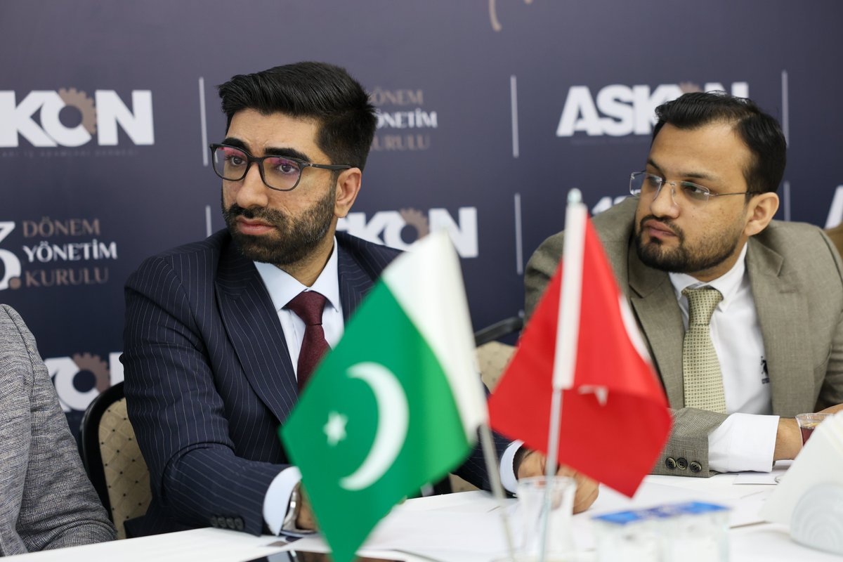 GencAskonTR's tweet photo. Genç ASKON olarak bugün Pakistan’dan misafirlerimiz vardı! 🇹🇷🇵🇰

Genel Başkanımız M. Fatih Demirci’nin öncülüğünde İcra ve Yönetim Kurulu üyelerimizle birlikte Gujarat Ticaret Odası ve Endüstri Temsilcileri heyetini, genel merkezimizde ağırladık.

İki ülkenin ekonomik bağlarını güçlendirmek, ticari ilişkileri daha ileri taşımak adına verimli bir toplantı gerçekleştirdik. Görüşmelerde karşılıklı iş fırsatları, sektörel iş birlikleri ve yatırım alanları ele alındı.