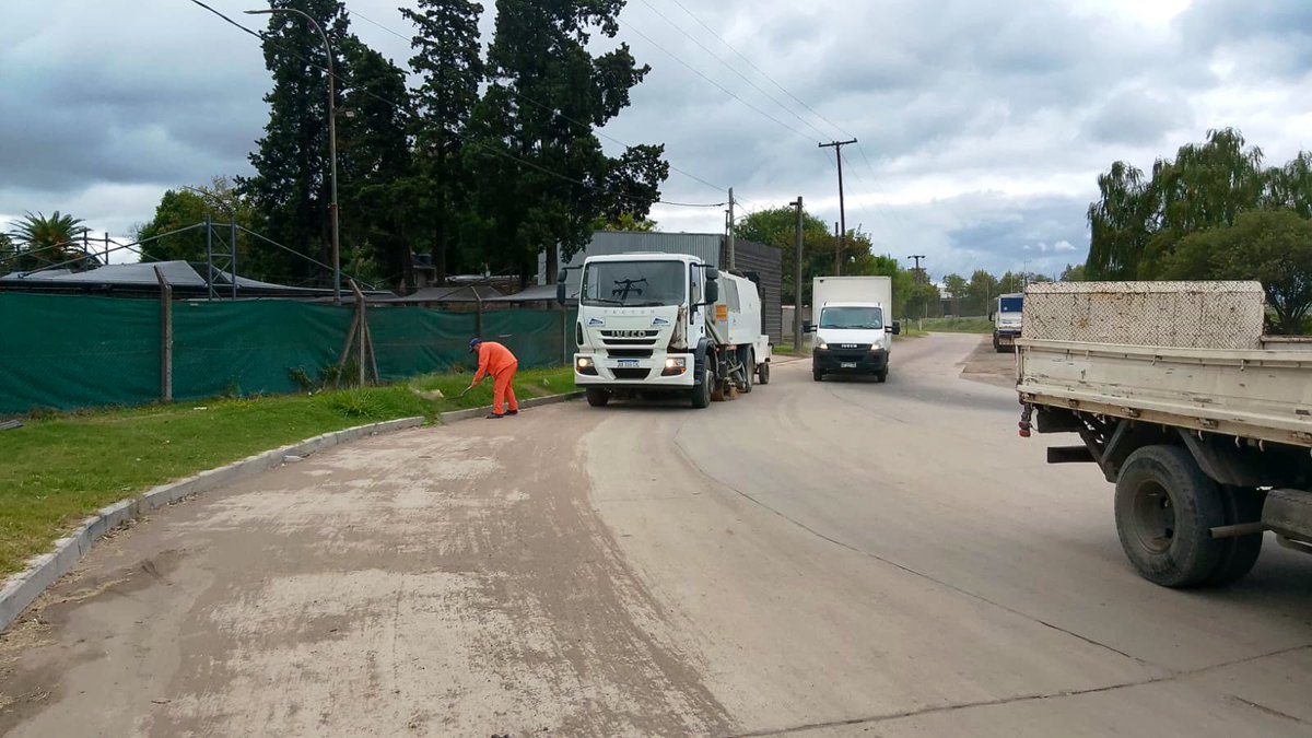 CamdelasSierras's tweet image. 🧹 Otra cuadrilla está barriendo y limpiando la calzada de #Circunvalación a la altura del distribuidor #Ruta36 Autovía Córdoba - #RíoCuarto.