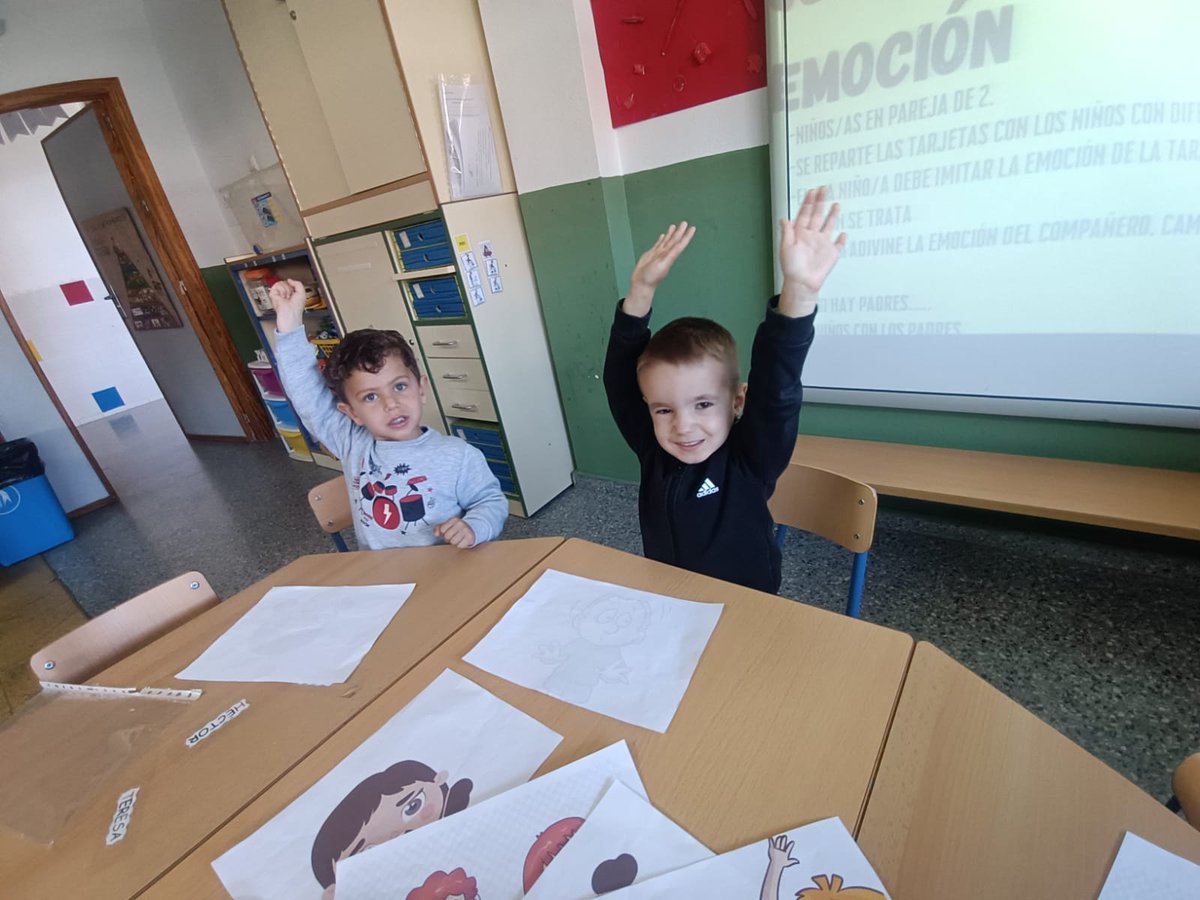 CEIPMARQUESESD1's tweet photo. Esta mañana hemos disfrutado con nuestra enfermera de referencia del centro de un taller sobre las emociones. Padres y alumnos/as de 3 años hemos jugado a descubrir cómo nos sentimos en diversas situaciones de nuestra vida. https://t.co/P8W9vB3OlV