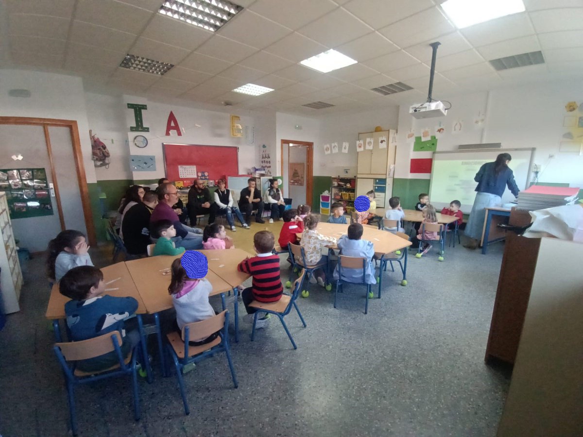 CEIPMARQUESESD1's tweet photo. Esta mañana hemos disfrutado con nuestra enfermera de referencia del centro de un taller sobre las emociones. Padres y alumnos/as de 3 años hemos jugado a descubrir cómo nos sentimos en diversas situaciones de nuestra vida. https://t.co/P8W9vB3OlV