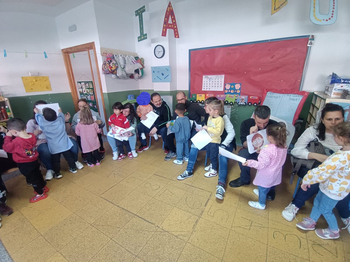 CEIPMARQUESESD1's tweet photo. Esta mañana hemos disfrutado con nuestra enfermera de referencia del centro de un taller sobre las emociones. Padres y alumnos/as de 3 años hemos jugado a descubrir cómo nos sentimos en diversas situaciones de nuestra vida. https://t.co/P8W9vB3OlV