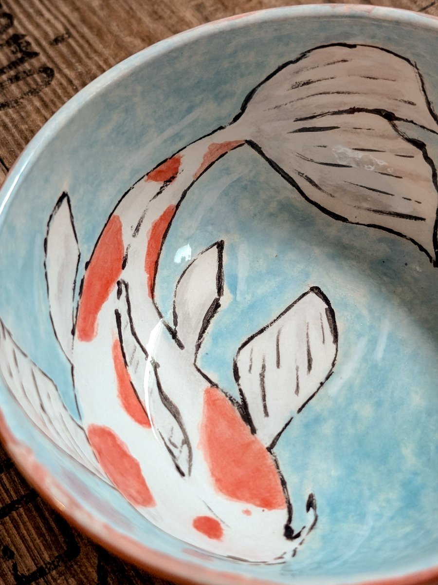A while ago I was painting ceramics, today I finally received the finished, fired bowl. I had no idea what it would look like in the end, but I'm super happy with the result! What do you think?