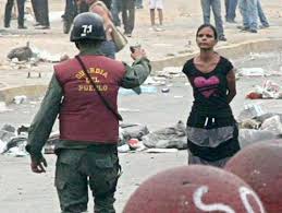 Aquí está un "Guardia del Pueblo" apuntando un arma contra su propio pueblo.
La candidata de Chavez en el Ecuador los quiere llamar "Gestores de Paz"
Tú decides Ecuador.
#13A