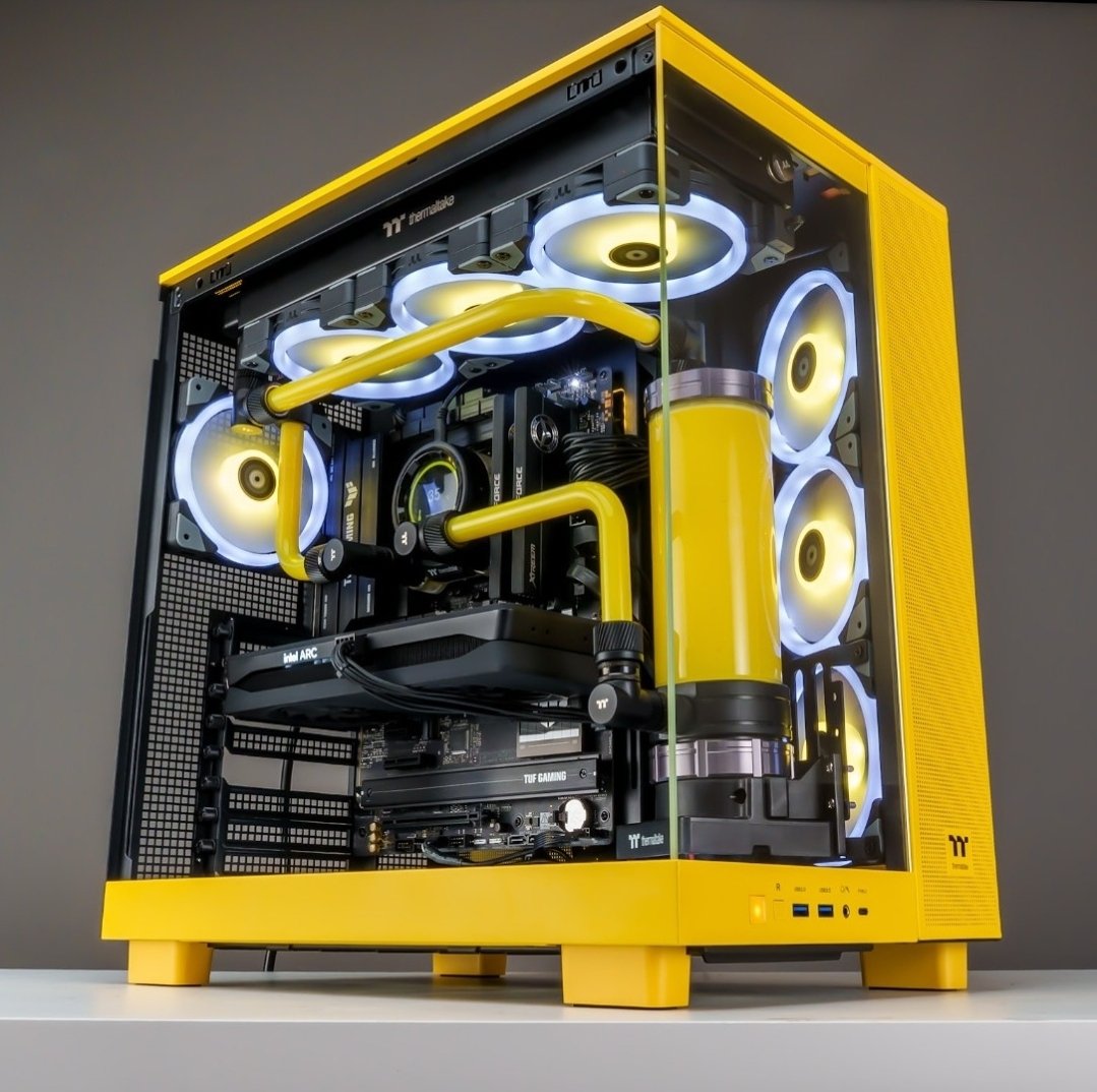 Diese Farbkombo 🚀 wer feiert Gelb/Schwarz auch so! 👍 in die Kommentarspalte 😍

📷@pc_werkz 

#pcbuild #pcbuilds #gamingpc #custompcbuild #pcmasterrace #pcmr #pcgamingsetup #pcsetups #gaminggear #gamerpc #pcgaming  #gamingstation #pcmr #teamforce #teamgroup #TFORCE