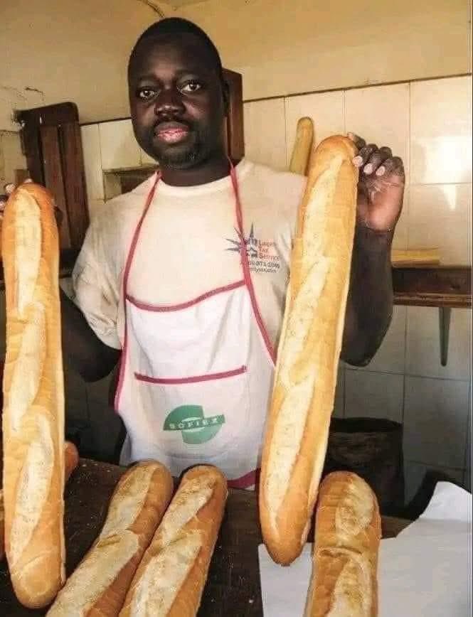 AMobebissi's tweet photo. Félicitations à cet homme qui a réussi à fabriquer des pains à base de la farine de Manioc, il a démontré que c'est possible d'innover en Afrique. Mangeons ce que nous cultivons car un peuple qui ne mange pas ce qu'il produit n'est pas un peuple libre la famille.
Des millions de cœurs pour l'enfant de l'Afrique