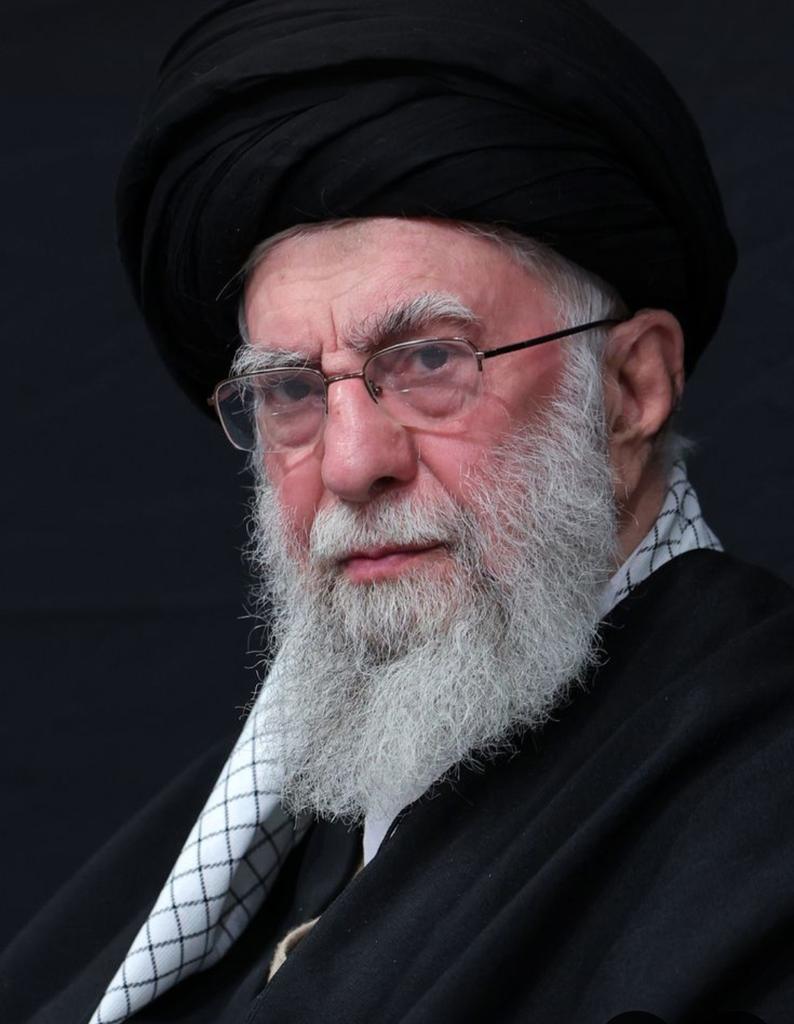 مسئولیت سیاست خارجی ما دست مقتدر رهبریه و #وزیر_خارجه ، سرباز خط مقدم جبهه دیپلماسی است که طبق دستور جلو میره
ما اما پشت ستون اصلی این نظام ایستادیم: #ولایت
چه #توافق بشود چه نه، تقابل ما با آمریکا فقط یک پیروز دارد: جمهور اسلامي ایران
#حمایت_انقلابی
#فالوبک_تضمینی
