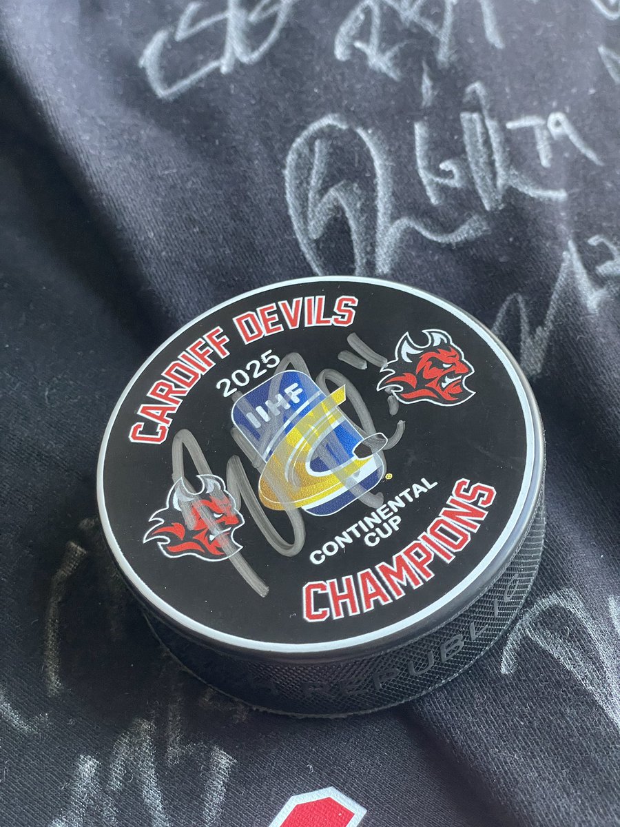 Raffle time! 

I have some signed Continental Cup merch to raffle off. 

🥇 - Champions t-shirt signed by the team &amp; a puck signed by hat trick hero Brett Perlini! 

🥈- Slovakia group stage t-shirt signed by the whole team

Post 1/2…