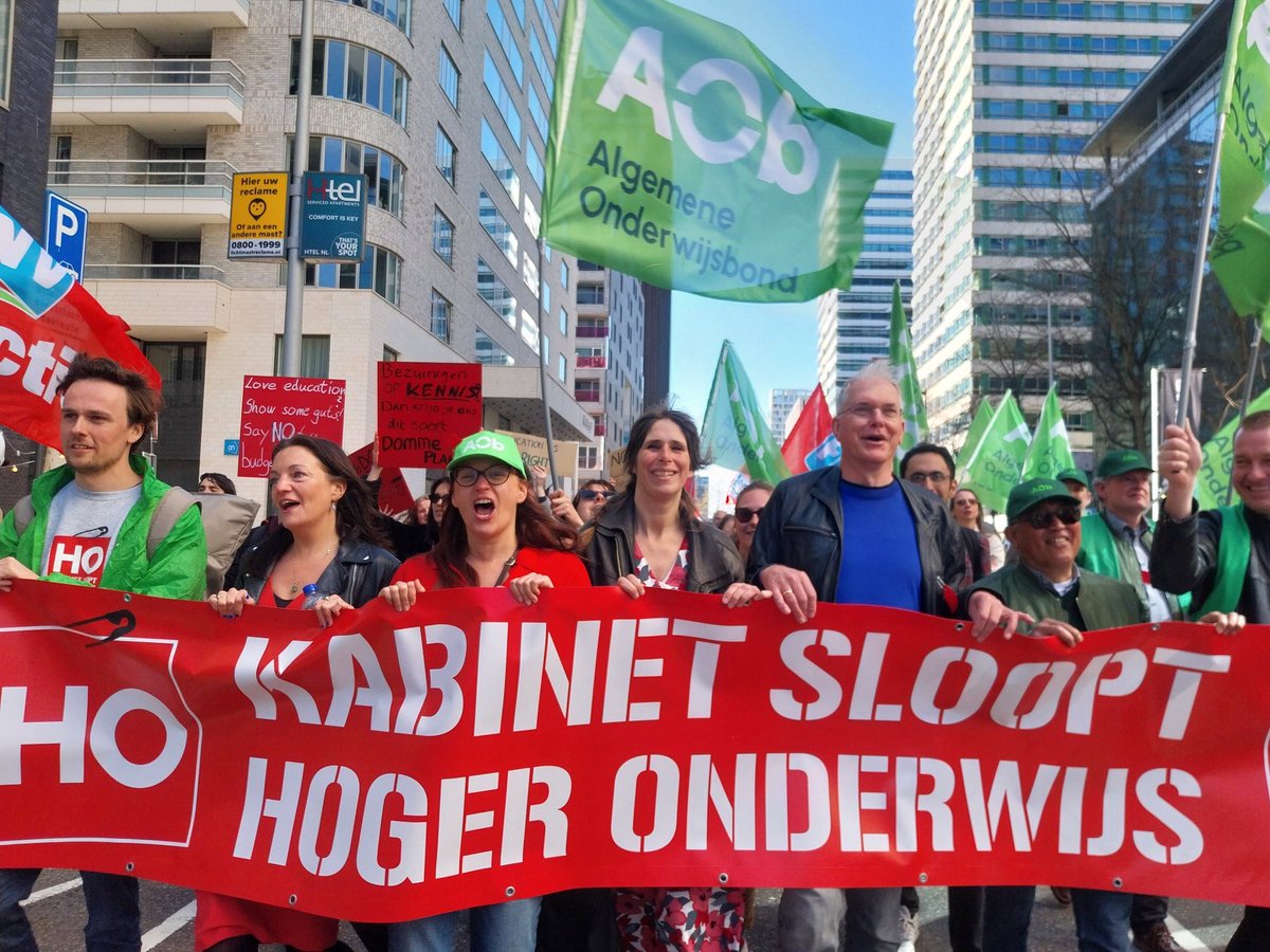 LucStultiens's tweet photo. Een historische fout.

CDA, CU en SGP hebben zojuist de gigantische onderwijsbezuinigingen aan een meerderheid geholpen in de Eerste Kamer.

Wij blijven samen met studenten, docenten en bestuurders strijden tegen de sloop van het hoger onderwijs! 🟥 https://t.co/INSjnPZsXP