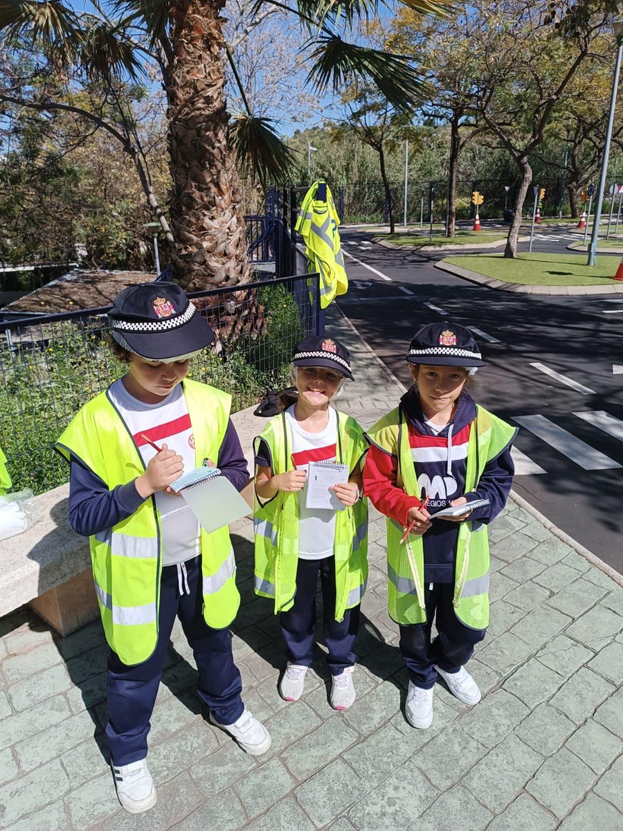 sjosemalaga's tweet photo. INFANTIL Y PRIMARIA 
Estos días nuestros alumnos de 4° de Primaria y 5 años de Infantil han visitado la Policía Local del Puerto de la Torre, montado en bici y aprendido las normas básicas de seguridad vial. https://t.co/iyWoQVu2Fe