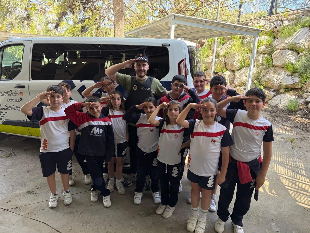 sjosemalaga's tweet photo. INFANTIL Y PRIMARIA 
Estos días nuestros alumnos de 4° de Primaria y 5 años de Infantil han visitado la Policía Local del Puerto de la Torre, montado en bici y aprendido las normas básicas de seguridad vial. https://t.co/iyWoQVu2Fe