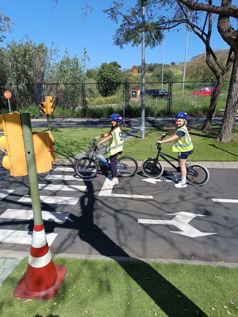 sjosemalaga's tweet photo. INFANTIL Y PRIMARIA 
Estos días nuestros alumnos de 4° de Primaria y 5 años de Infantil han visitado la Policía Local del Puerto de la Torre, montado en bici y aprendido las normas básicas de seguridad vial. https://t.co/iyWoQVu2Fe