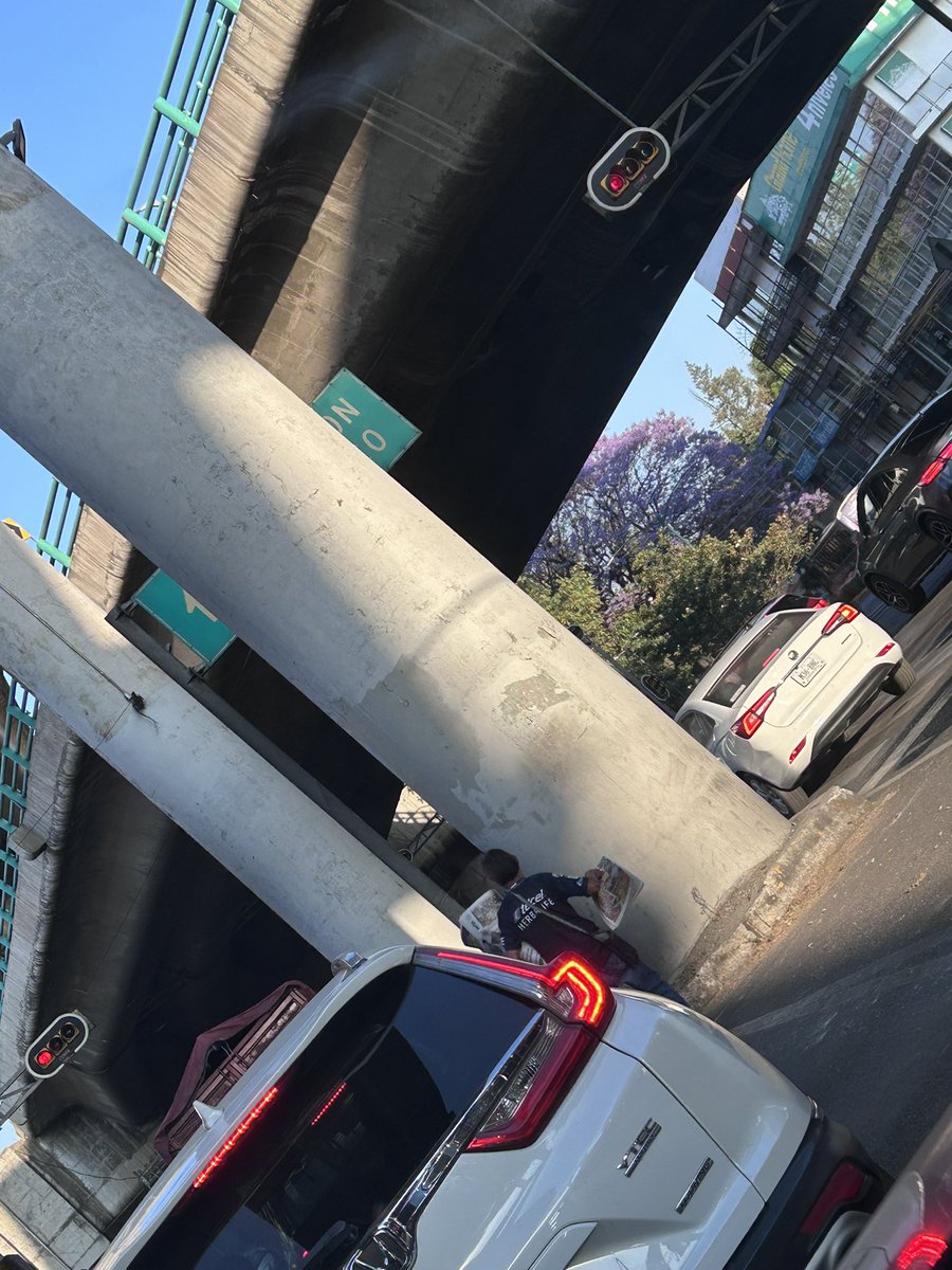 Dan1tTA's tweet photo. @SSC_CDMX semáforo de cruce revolución con eje 5 dura más de 4 minutos en rojo!! Urge que revisen los semáforos!! Están generando más tráfico!! @BJAlcaldia @LuisMendozaBJ https://t.co/hoBjdyCFEi