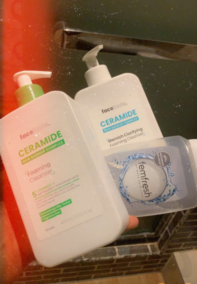 FAVRADSCHOLAR's tweet photo. They dont teach us this one in school but I will....😊
As a lady, student or working,unemployed kr employed, small or big, please learn that this things are basic hygiene for a lady, especially #FEMFRESH is very important , you can't open you ass and it will smell like a fish. https://t.co/sEULwnbcSG