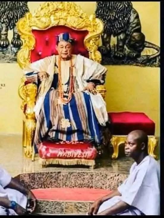 godisworking1's tweet photo. Educational Purpose. Thanks.

Can anyone explain the difference between these two seats of Our Past and Present Royal Fathers? Thanks. https://t.co/XllusbwID6
