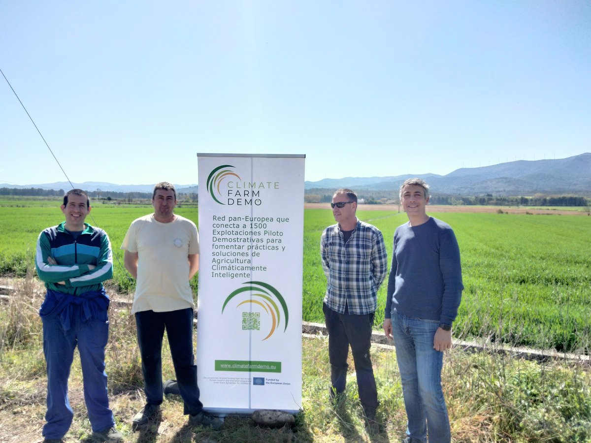 IntiaSa's tweet photo. 📸🌾👩‍🌾 Jornada sobre nuevas variedades Cebada Guisantes y Abonado de fondo de cereal en la Cooperativa de #Sangüesa 

📸🌾👩‍🌾Cebada Ilar eta Zereal-hondoko ongarriei buruzko jardunaldia #Zangoza-ko kooperatiban

#ClimateFarmDemo #SustainableAgriculture #Demofarms #HorizonEurope https://t.co/ErAUCcnHH7