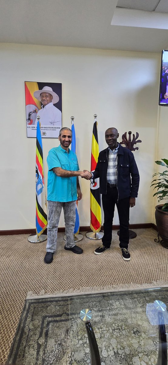في أول زيارة لي إلى أوغندا، التقيتُ بسعادة زكي كبدي سفير أوغندا لدى دولة الإمارات، ضمن دعوة رسمية من منظمات عالمية في تبادل الخبرات وتعزيز علاقات الصداقة واستكشاف آفاق السياحة البيئية والتعرف على المحميات الطبيعية واكتشاف مسارات جديدة بالنسبة لي في محمية الغوريلا الجبلية المميزة