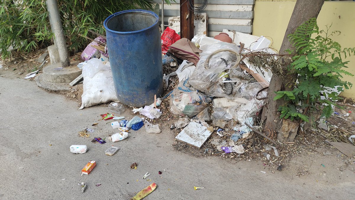 marmayogiupdate's tweet photo. @GHMCOnline Garbage is not cleared from many days inspite of repeated requests at JV Colony, Gachibowli. I was told that the garbage pickup guy is demanding amount to pick the same, which is a clear case of #corruption. Urge you to pls take action asap. #ghmccomplaint #ghmc https://t.co/VXKRdZgJQa