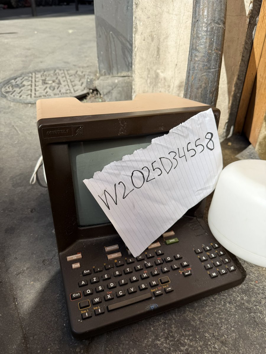 Spotted in Paris today. A Minitel!! OG internet device before GDPR and cookie nonsense. Kids and their fancy iPhones today have no idea how good they’ve got it.