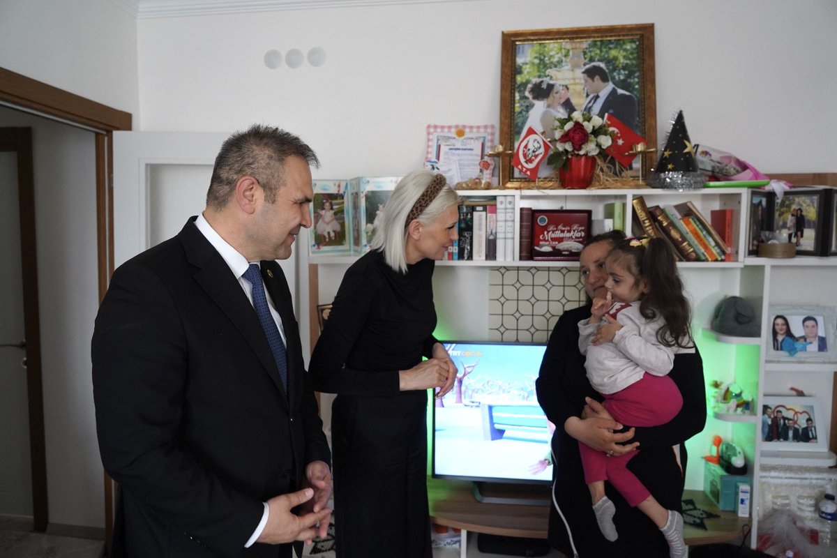 Bugün, Bayırköy Belediye Başkanımız Aykut Dilsiz ile birlikte SMA hastası Bilecikli minik Aydem’i ziyaret ettik. Onun gülen gözlerinde yaşama tutunma azmini bir kez daha gördük.

Aydem’in sağlığına kavuşması için gereken desteğin %80'i tamamlandı. Şimdi hep birlikte el ele