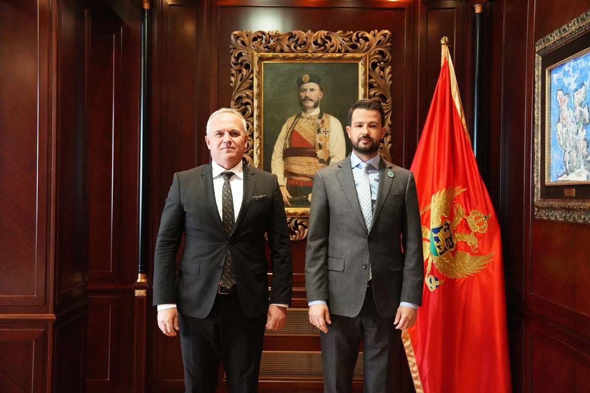 JakovMilatovic's tweet photo. Sjeverna Makedonija u Crnoj Gori ima iskrenog prijatelja i saveznika, poručio sam na oproštajnom sastanku sa odlazećim ambasadorom te zemlje Zećirom Ramčilovićem.

U srdačnom razgovoru, izrazio sam zahvalnost na njegovoj posvećenosti i predanom radu, koji su doprinijeli očuvanju i unapređenju dobrih susjedskih i bilateralnih odnosa između naših zemalja.

Ambasadoru sam poželio uspjeh na profesionalnom i ličnom planu.