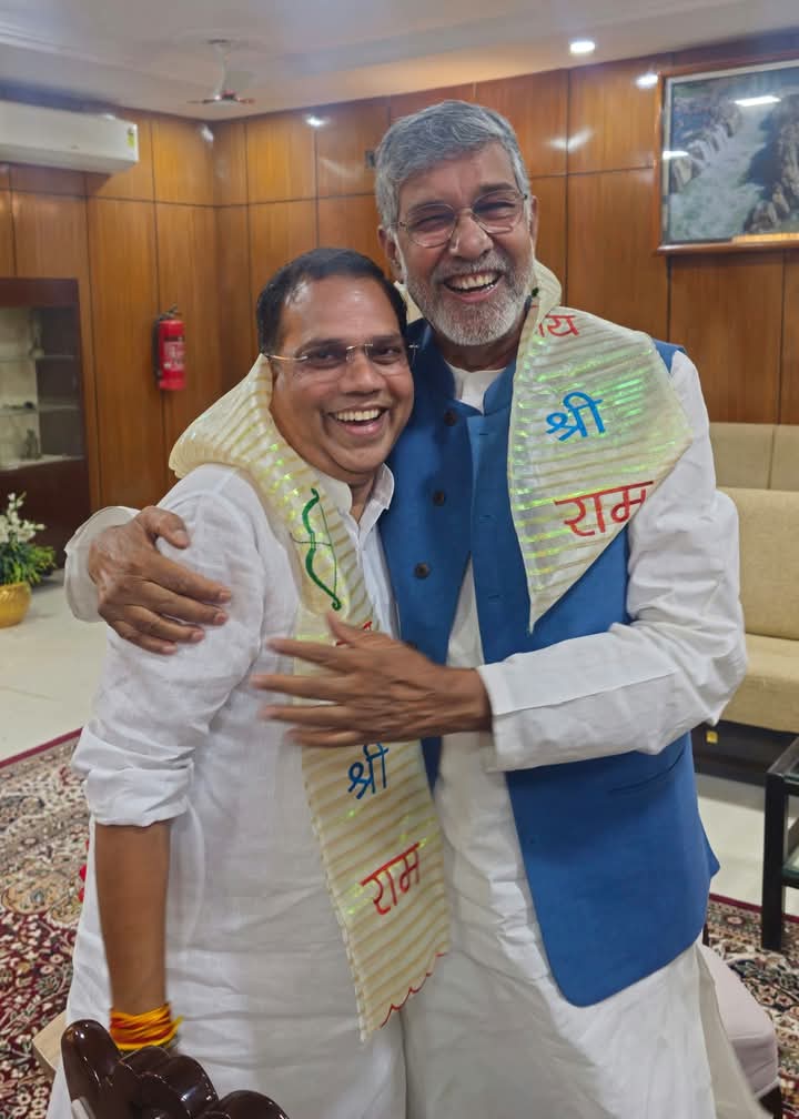 DrRaghvendrashr's tweet photo. *आज भोपाल में नोबेल शांति पुरस्कार विजेता श्री कैलाश सत्यार्थी जी से भेंट हुई* 
बाल सुरक्षा एवं संरक्षण के अनेक विषयों के साथ ही चाइल्ड कंजर्वेशन फाउंडेशन द्वारा की जा रही गतिविधियों एवं आगामी 19 - 20 अप्रैल 2025 को आयोजित किए जा रहे नेशनल सेमिनार विषय पर भी सारगर्भित चर्चा हुई
मेरे साथ चाइल्ड कंजर्वेशन फाउंडेशन के सचिव श्री कृपा शंकर चौबे जी भी उपस्थित रहे