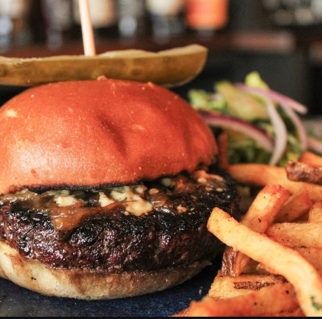 Sage in Tallahassee is showing how it’s really done with their wood-fire grilled American Wagyu burger using our Black Hawk Farms 8oz patties (Item #97672). Buttermilk blue cheese, caramelized onions, house Worcestershire, dijonaise, all stacked on a challah bun? Say less. 👨‍🍳🍔